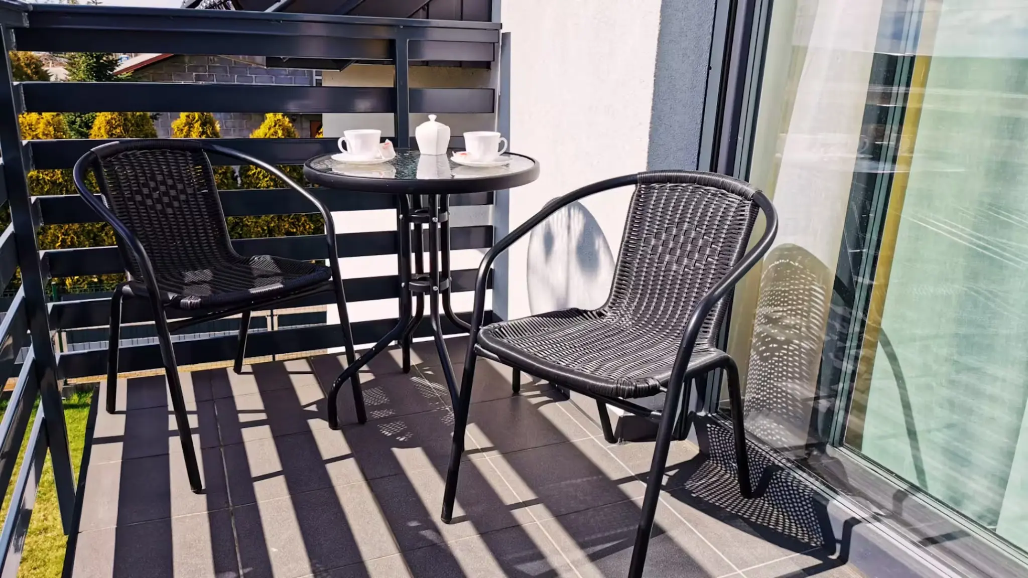 Balkon ze stolikiem i krzesłami