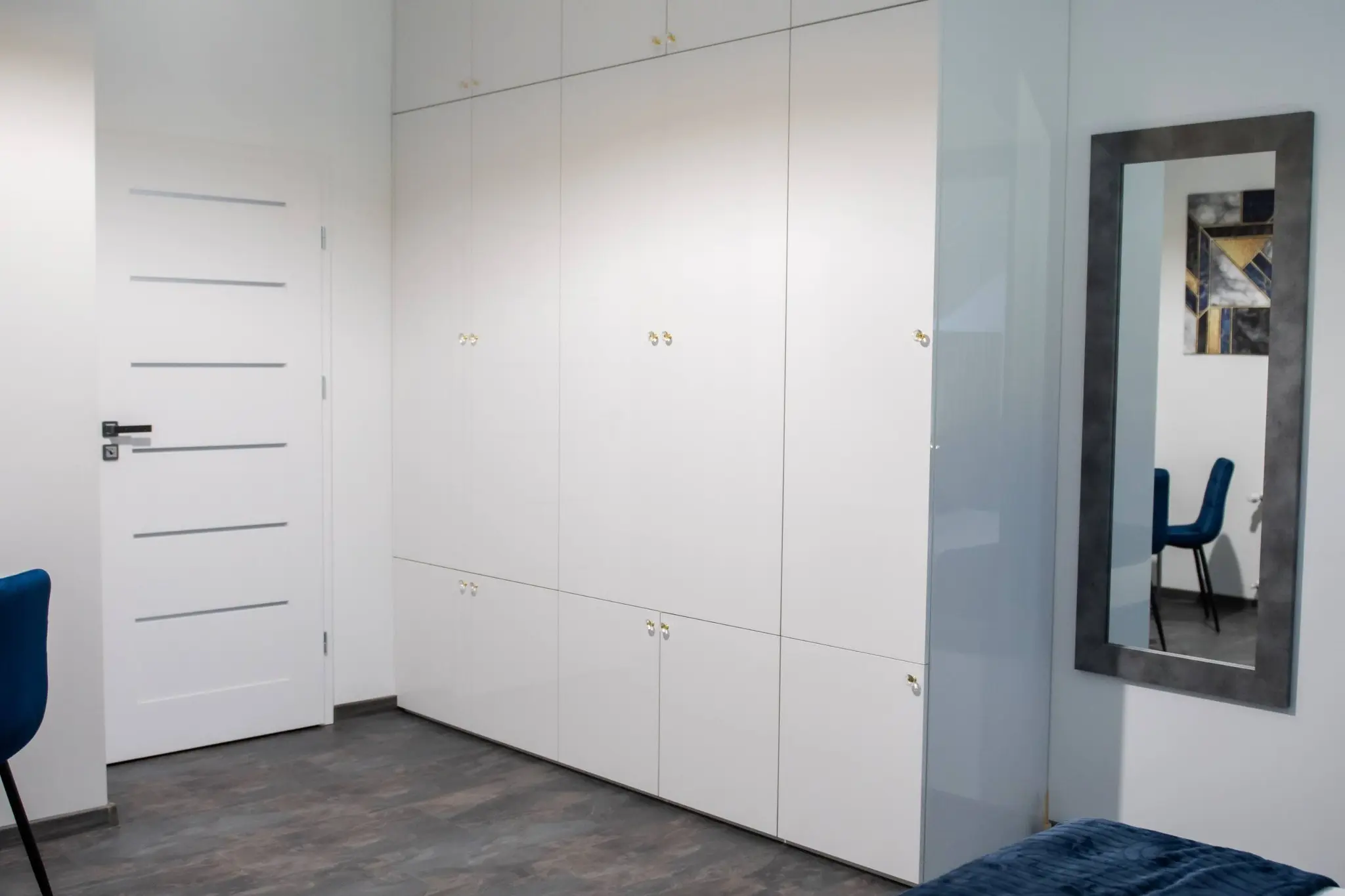 Pojemna garderoba w apartamencie
