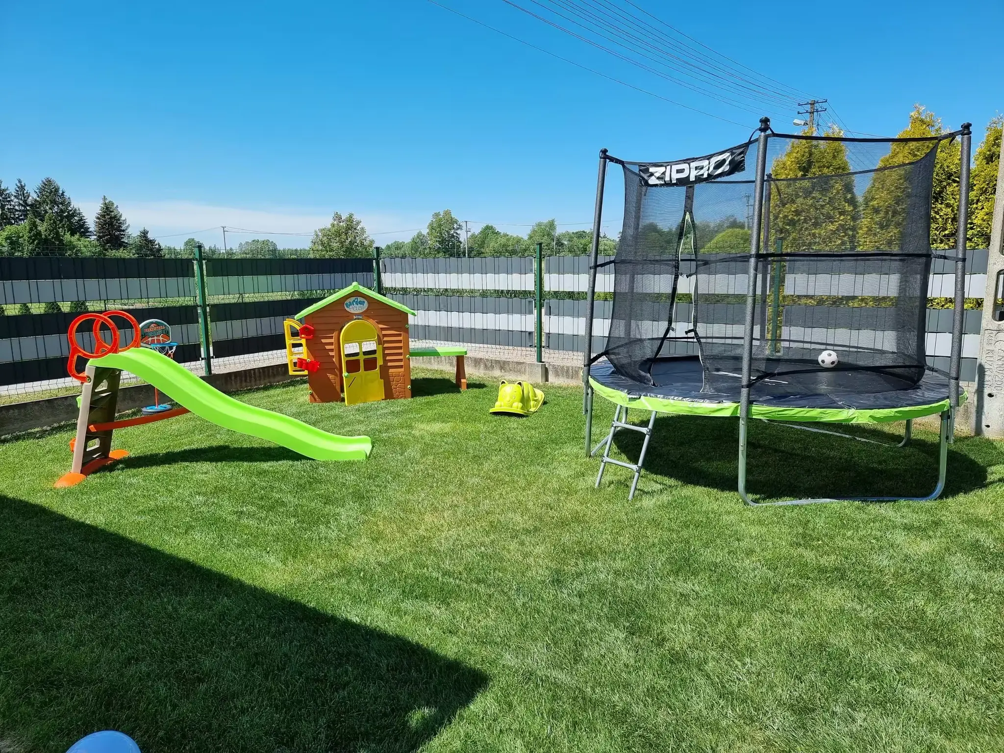 Trampolina i plac zabaw dla dzieci