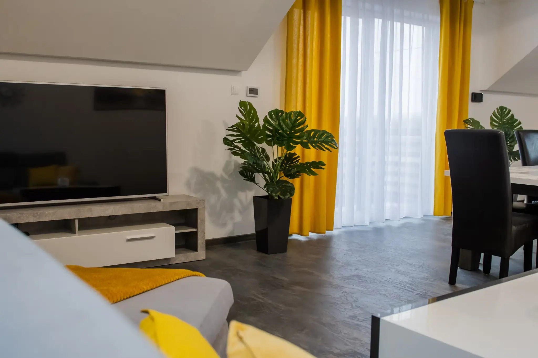 Przestronny salon apartamentu Glamour