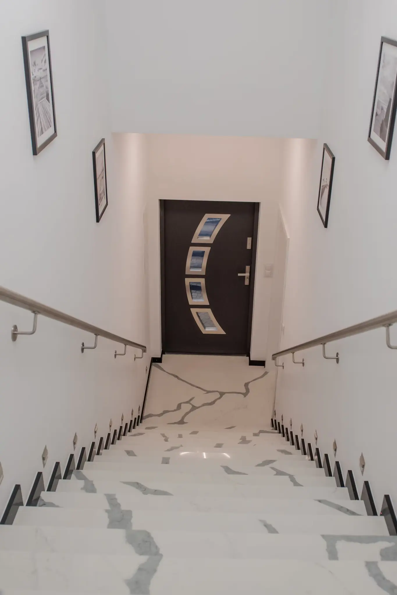 Wejście i schody do apartamentu