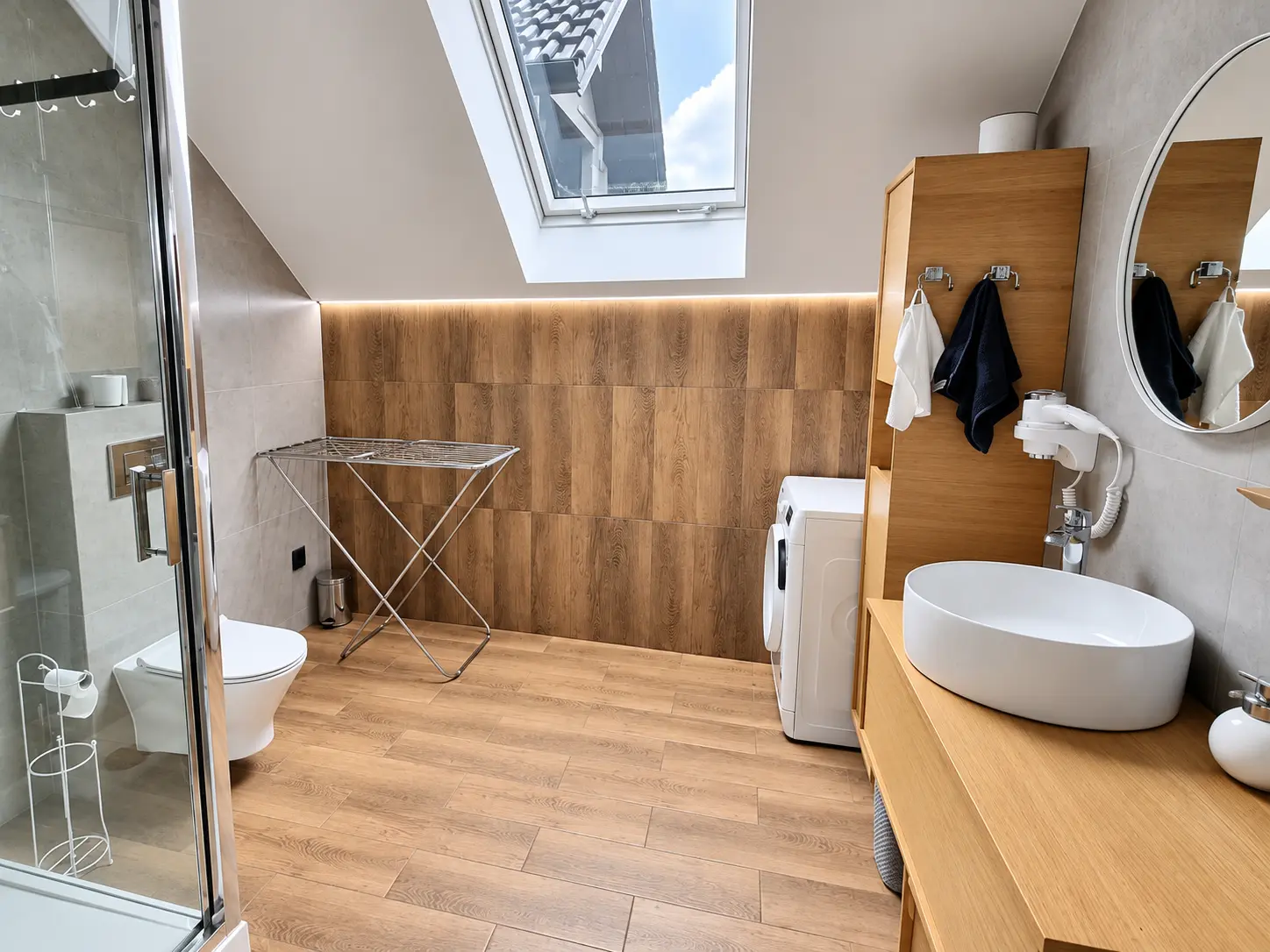 Łazienka Loft z oknem dachowym i umywalką