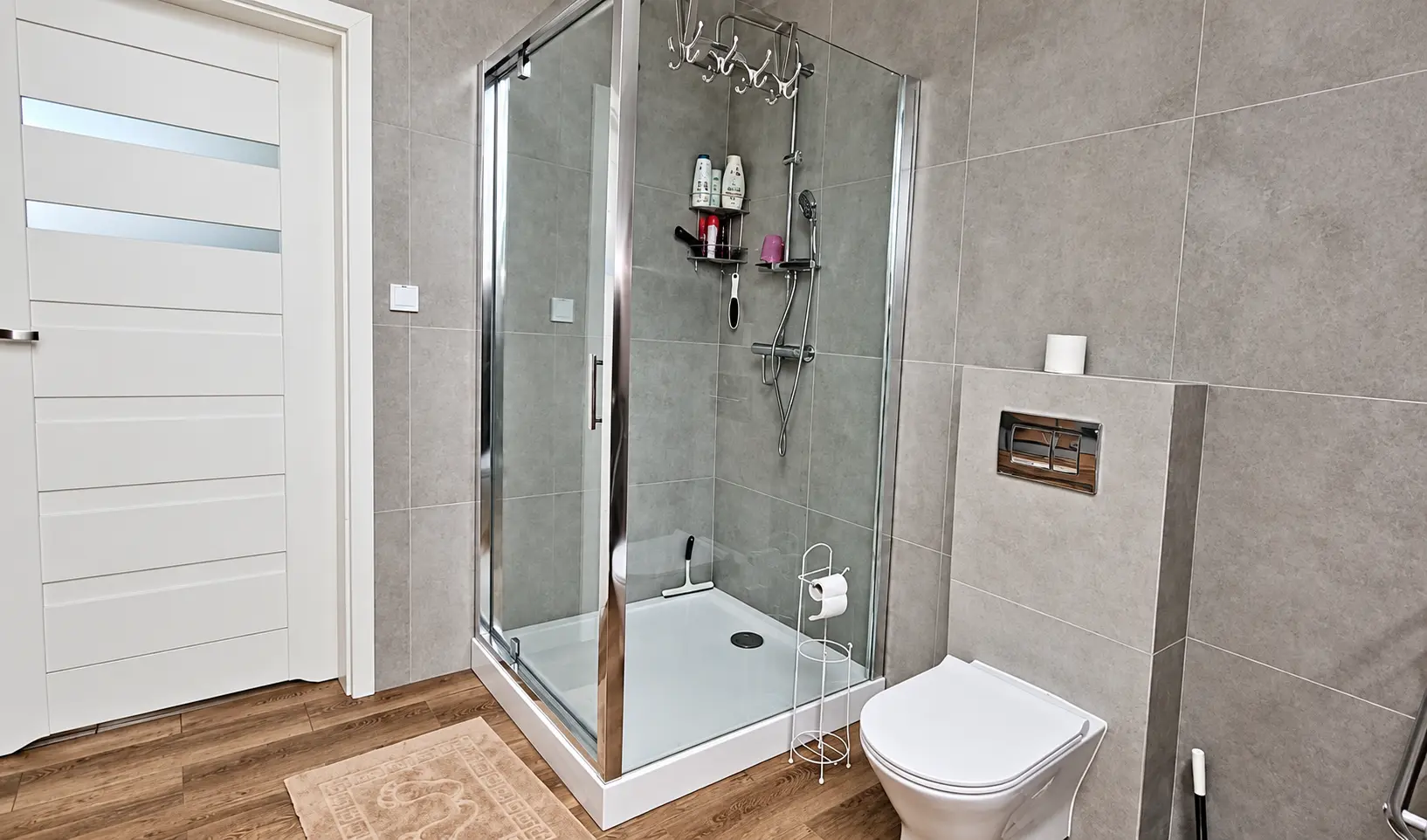 Nowoczesna łazienka Loft z przeszklonym prysznicem